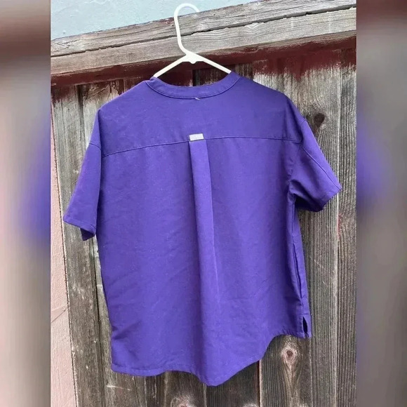 FIGS Technical Collection Purple Mua Pintuck Scrub Short Sleeve Top - Picture 6 of 8